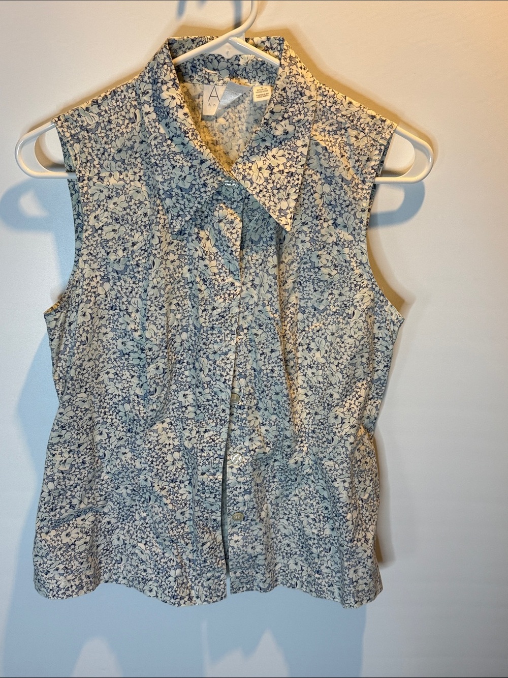 Vintage A-Line Anne Klein Sleeveless Floral Button-Front Blouse - Blue Size: 4